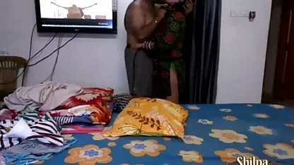 او شرقی او را fucks در با لاستیک فیلم کوتاه سگسی کیر, خالکوبی, لزبین, گره خورده سرگرم کننده با